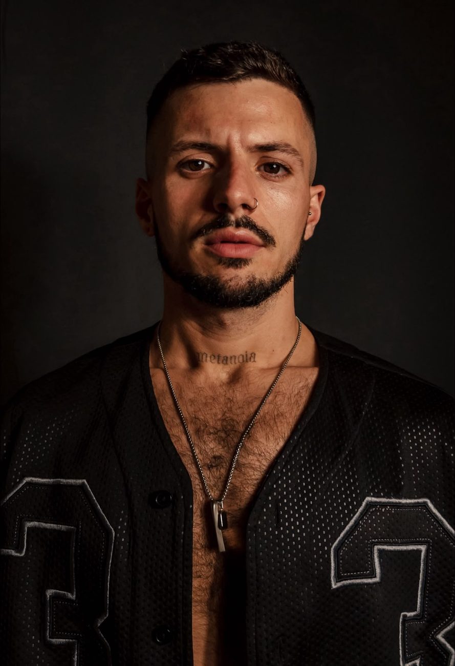 Retrato de Nahuel Elía Lorenzo sobre fondo oscuro