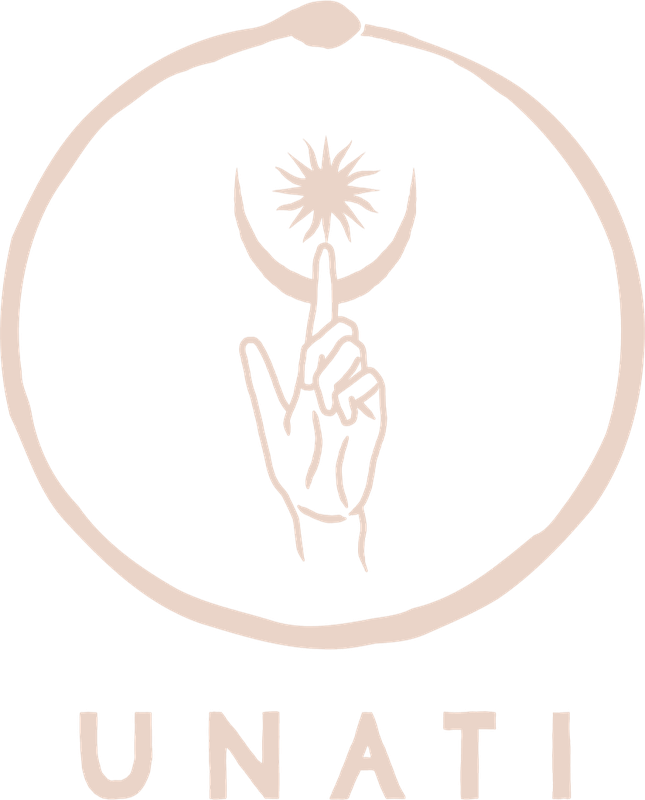 Logo de UNATI: una mano con el índice hacia una luna creciente y un sol, dentro de una serpiente que se muerde la cola